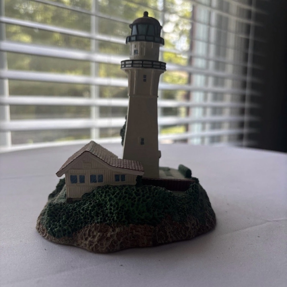 Danbury Mint "Diamond Head Lighthouse" Resin Figurine – Oahu, Hawaii